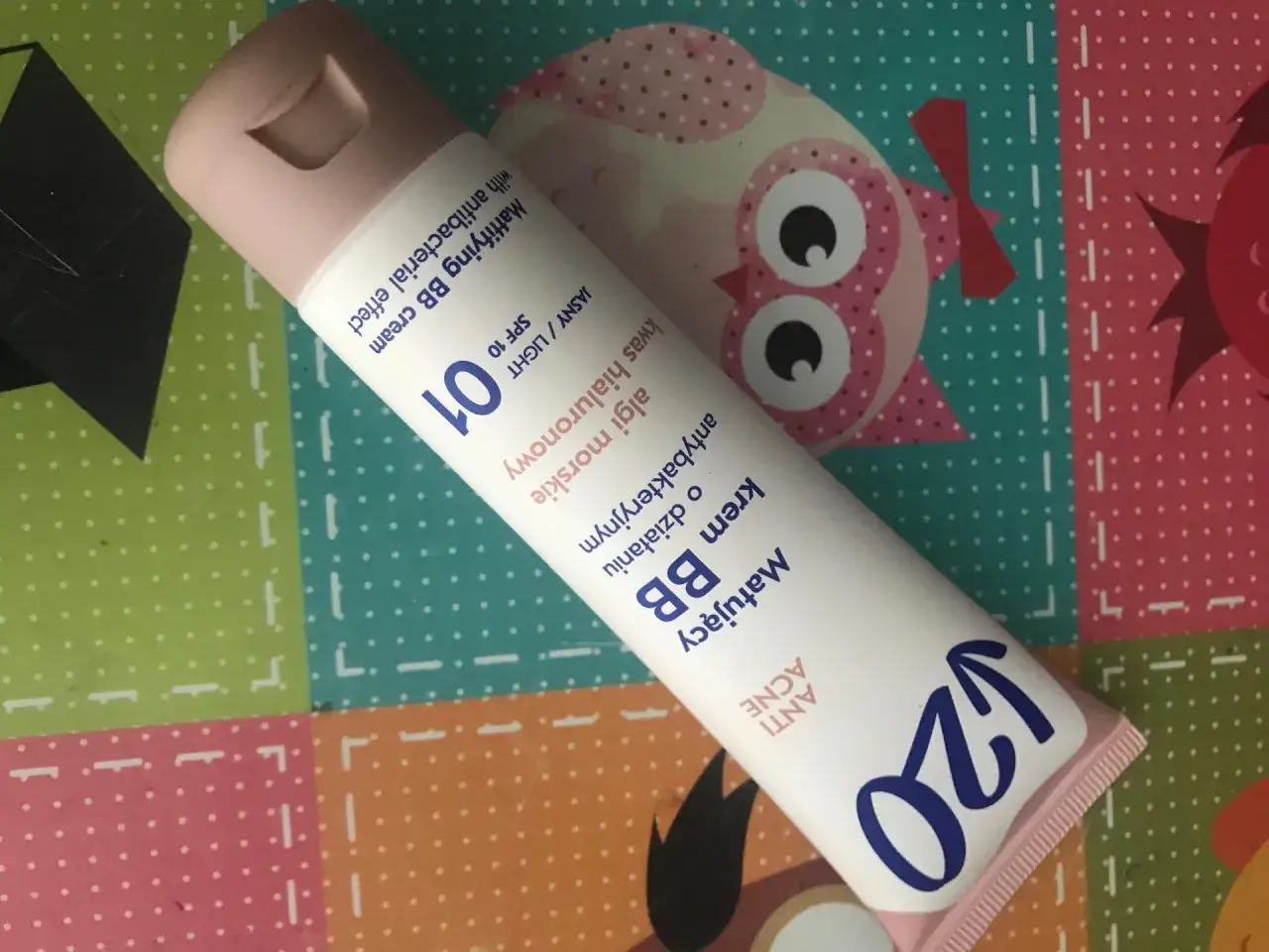 Under Twenty BB cream 01 02 swatches porównanie