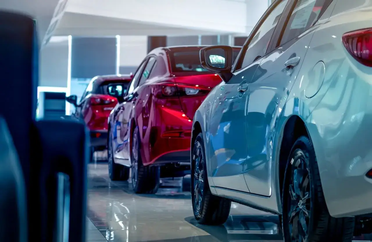 Nowe samochody w salonie, błyszczące karoserie. Może chcesz odstąpić leasing i kupić jeden z nich?