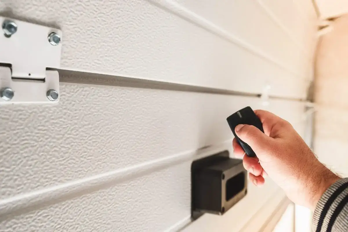 jak wymienić baterię w pilocie do bramy krok po kroku