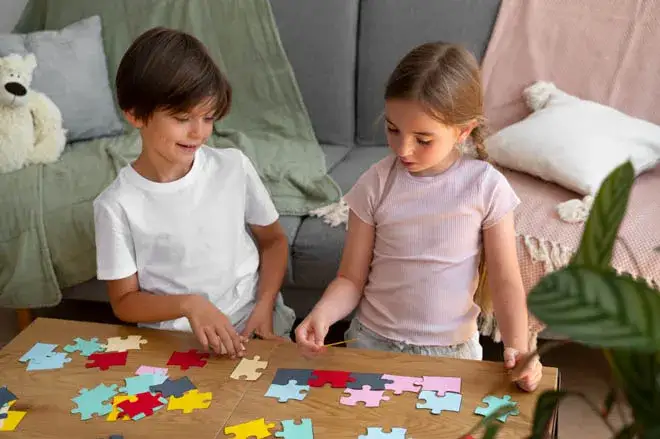dziecko układa puzzle trudności
