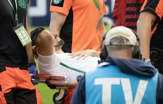 Lekarz opatrujący piłkarza na boisku