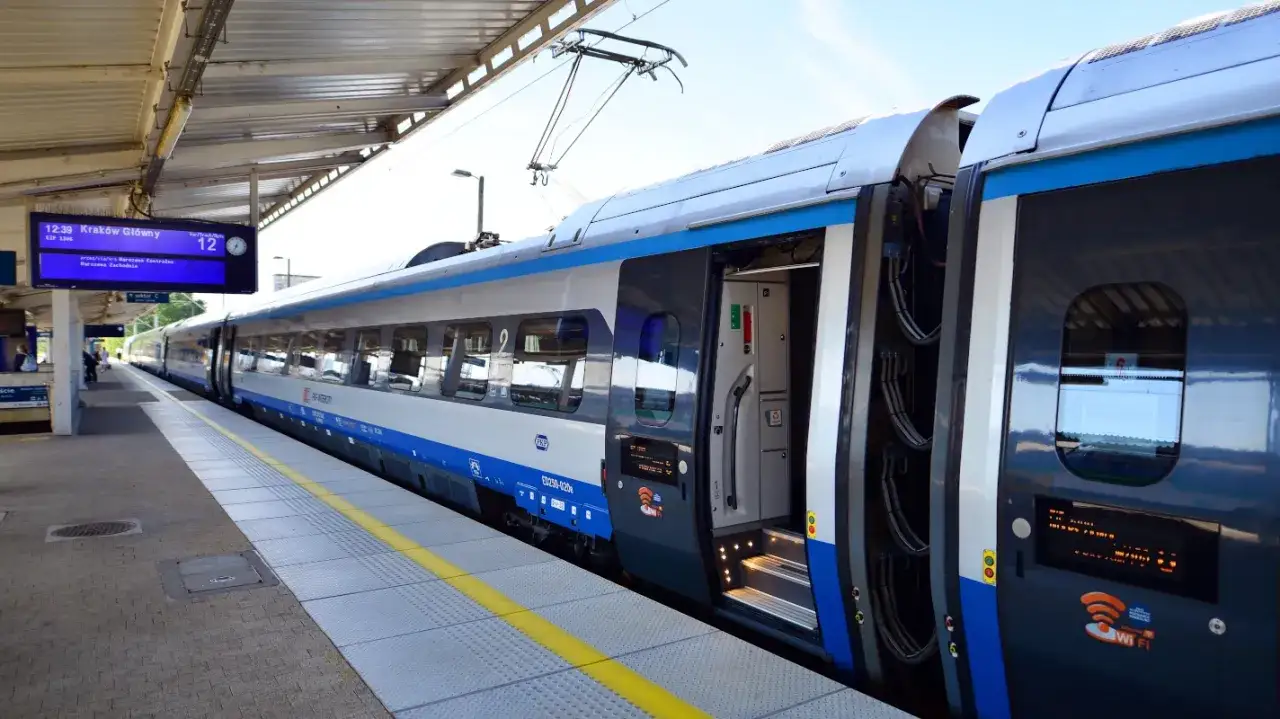Pociąg Intercity na peronie, tablica informuje o odjeździe do Krakowa. Marzysz, jak zostać konduktorem Intercity?