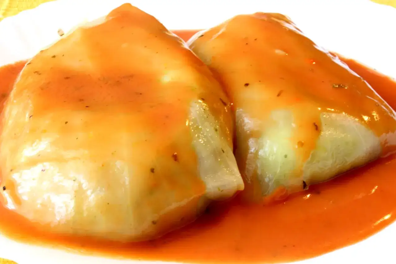 Dwa gołąbki w sosie pomidorowym, gotowe do podania. Pyszny sos do gołąbk&oacute;w podkreśla smak dania.