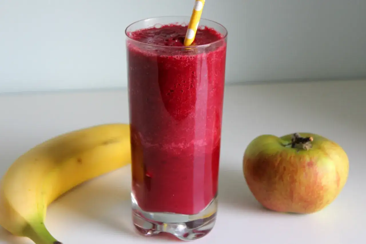 Zdrowy koktajl z buraka, banana i jabłka w szklance