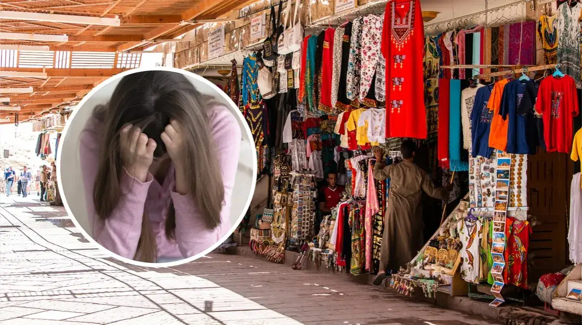 Turysta targujący się na egipskim bazarze