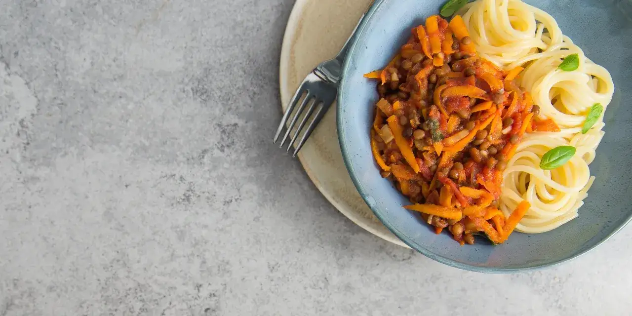 Wegańskie spaghetti z soczewicy na talerzu