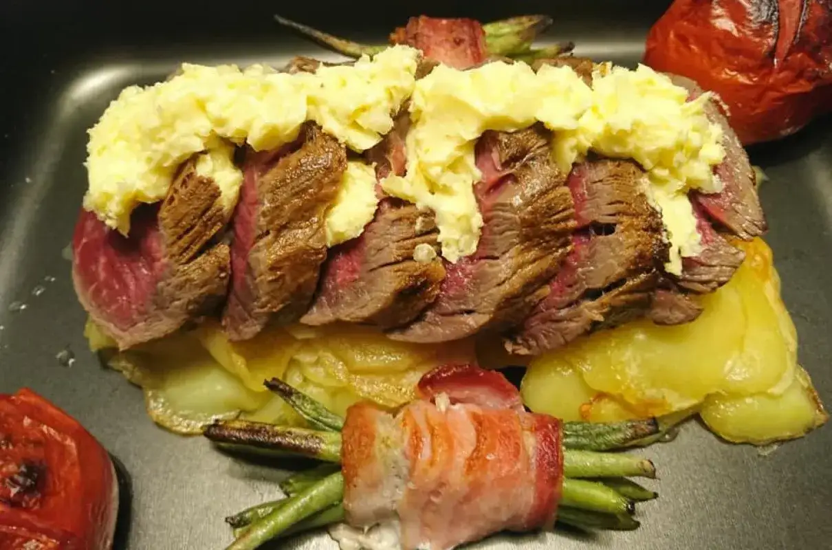 Kawałki soczystej wołowiny, polane masłem, na ziemniakach. To właśnie chateaubriand, danie godne króla.