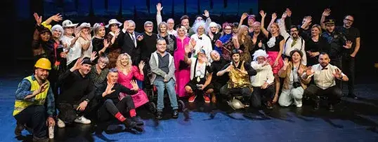 zesp&oacute;ł aktorski Teatru Dramatycznego w Płocku zdjęcie grupowe