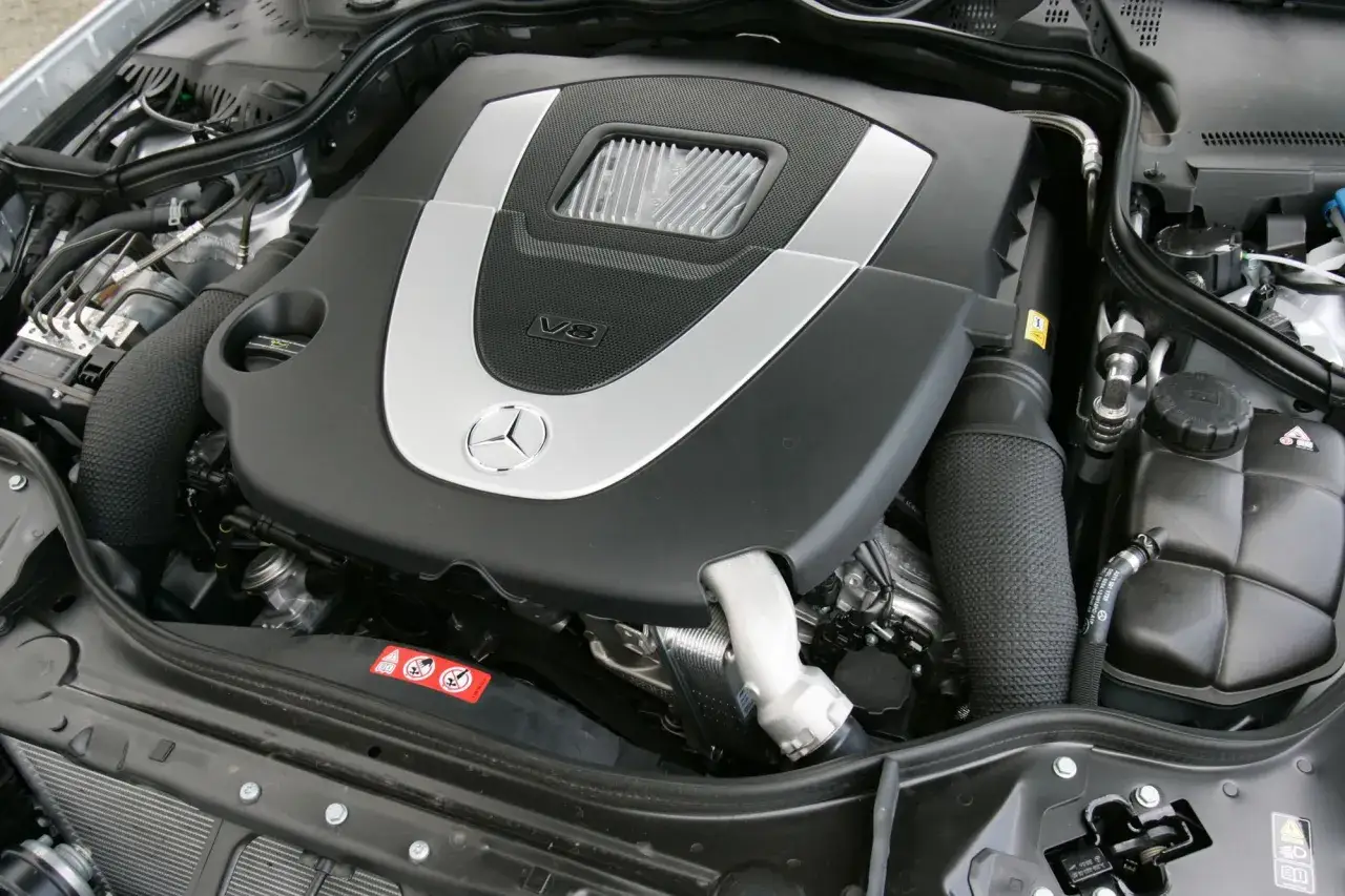 Silnik V8 z Mercedesa E500 W211, gotowy do pracy.