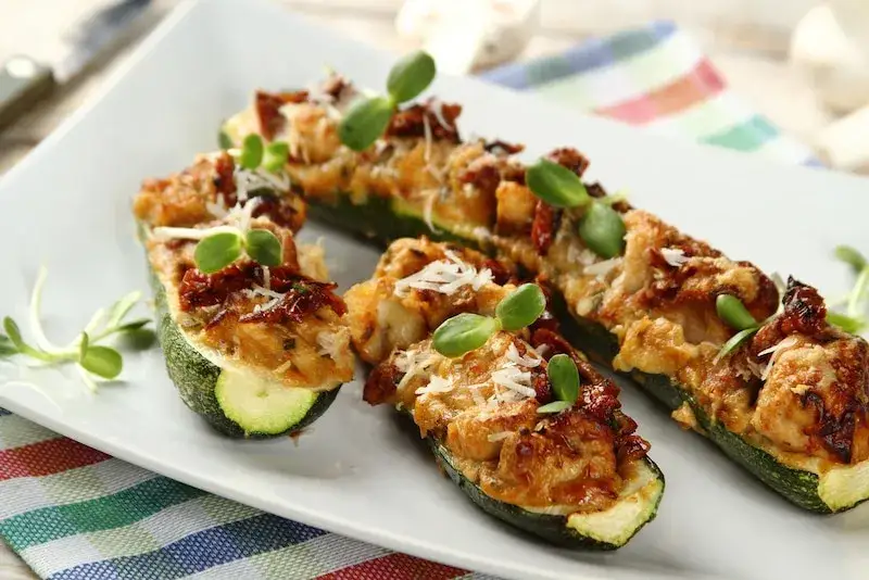 faszerowana cukinia gotowa w piekarniku