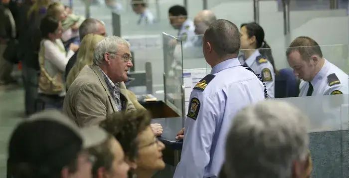 przewóz gotówki samolotem do USA celnik