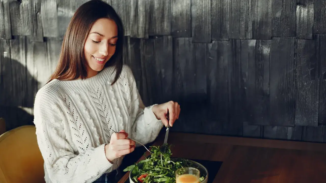 osoba przygotowująca zdrowy posiłek z uśmiechem