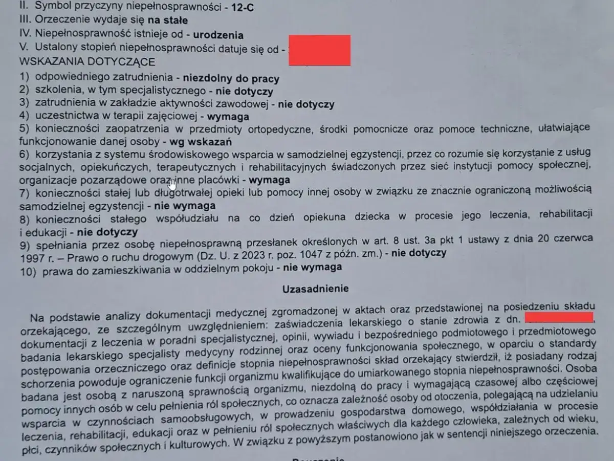 Dokument opisuje orzeczenie o niepełnosprawności w stopniu lekkim, wskazując na ograniczenia w codziennym funkcjonowaniu i potrzebę wsparcia.