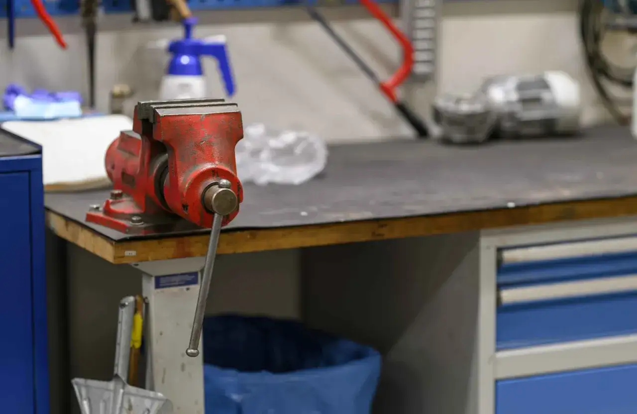 solidne połączenia w konstrukcji stołu warsztatowego