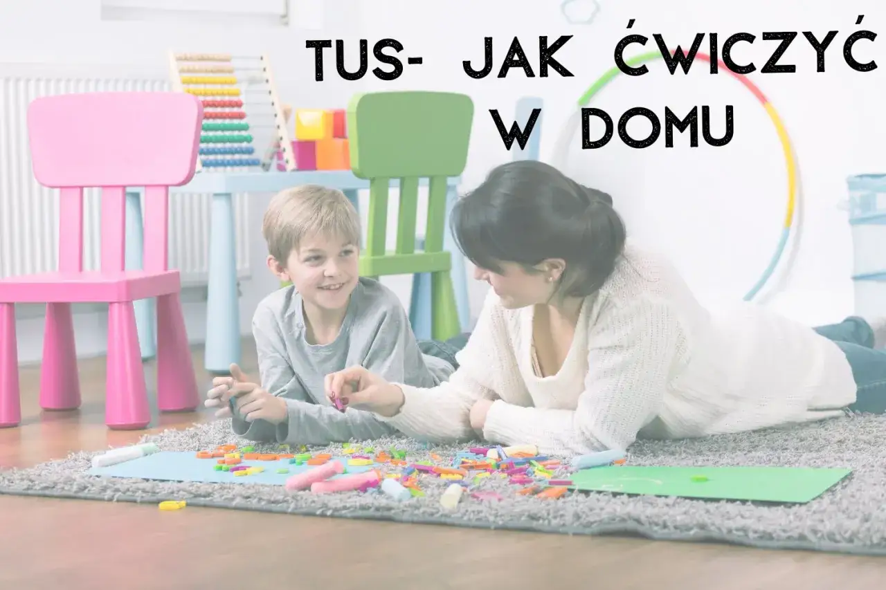 Tus &ndash; jak ćwiczyć w domu. Mama i syn leżą na dywanie, bawiąc się kolorowymi literkami i cyferkami.