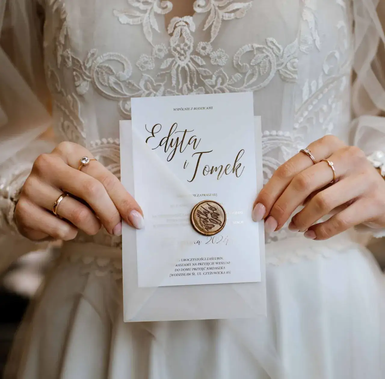 suknia ślubna obrączki zaproszenia
