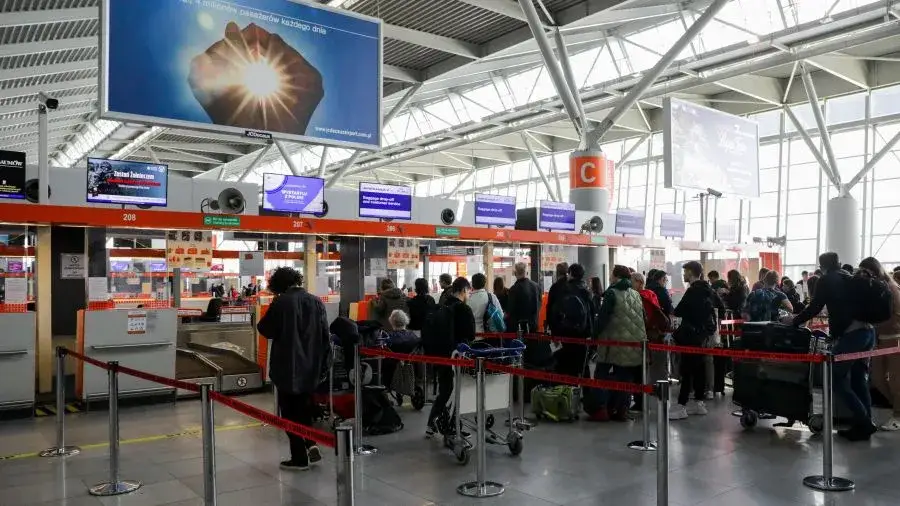 kolejka do odprawy na lotnisku