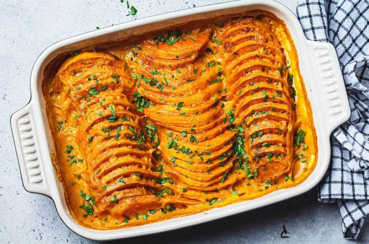 Zapiekanka z batatów na drewnianym stole