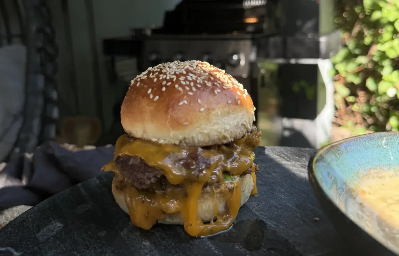 Podwójny smash burger z rozpływającym się serem, idealny na grilla. Oto jak zrobić go samemu!