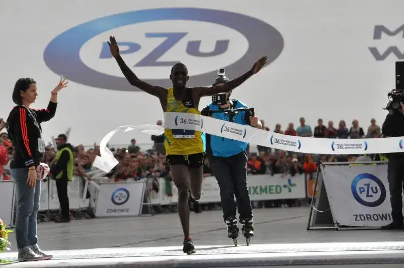 biegacz osiągający cel na mecie