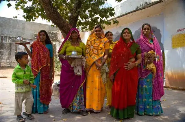 Kobieta w tradycyjnym indyjskim stroju na ulicy