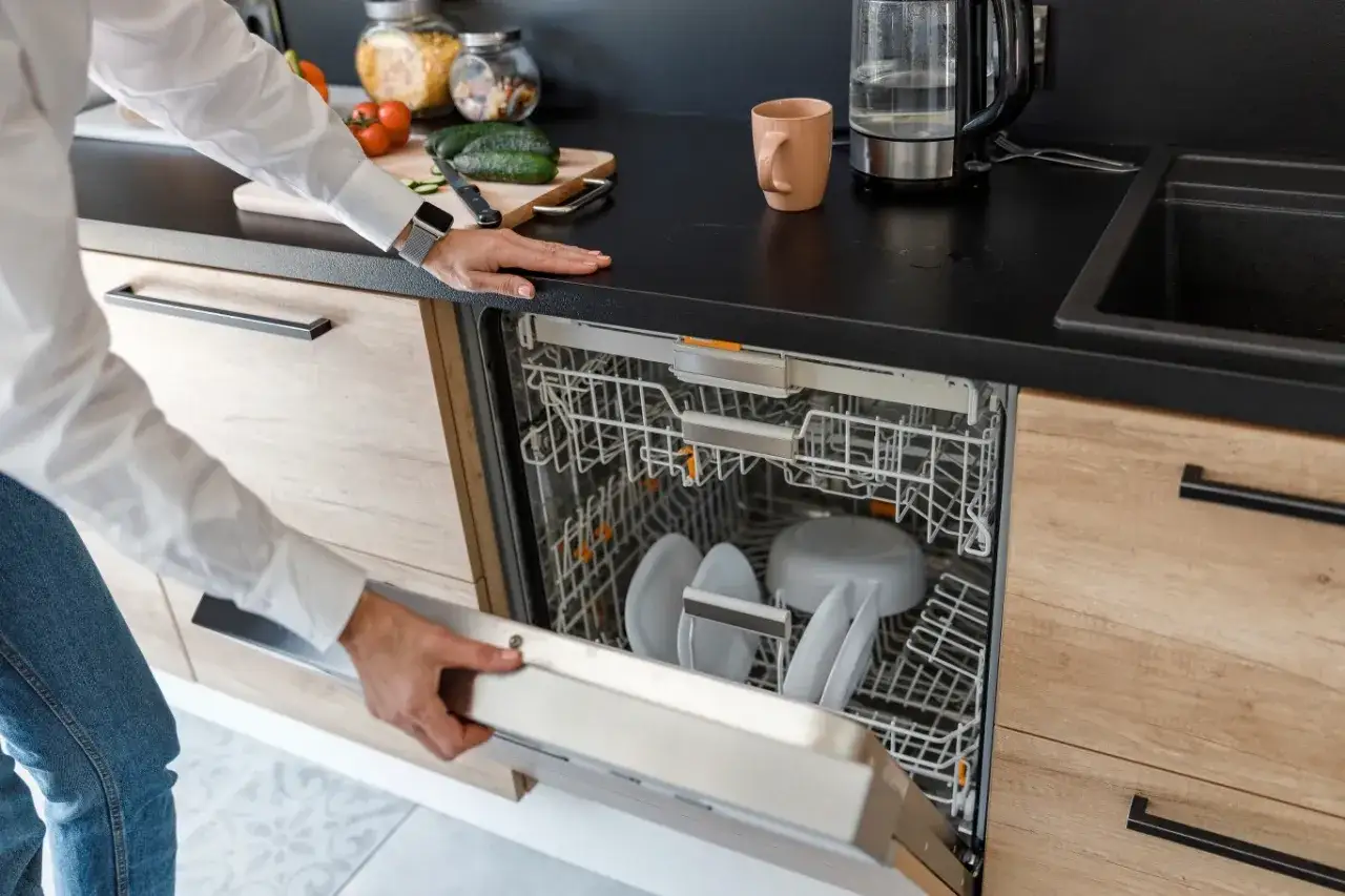 Otwieram zmywarkę, by sprawdzić, czy nie wydziela brzydki zapach. W środku czyste naczynia.