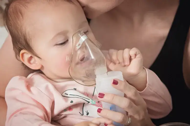 Inhalacja niemowlaka solą fizjologiczną