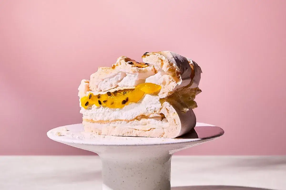 Puszyste bezy z kremem i marakują, inspirowane przepisem na ciasto 