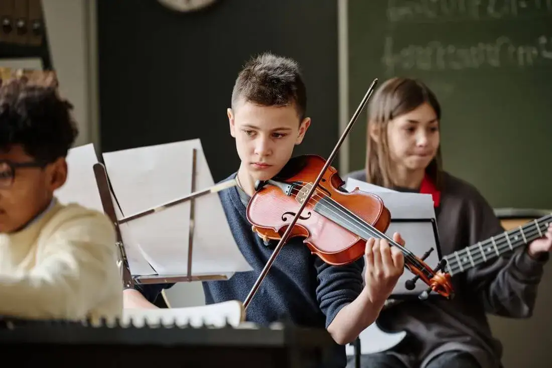 Dzieci malujące przy muzyce klasycznej