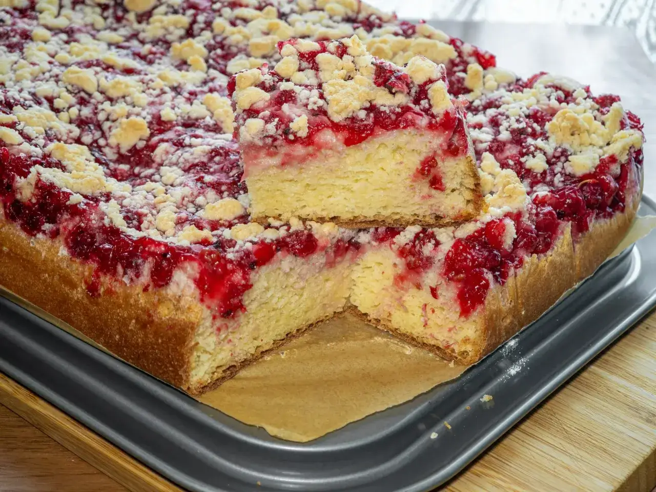 Puszyste ciasto drożdżowe z malinami i kruszonką, idealne na podstawie przepisu na ciasto drożdżowe z maszyny.