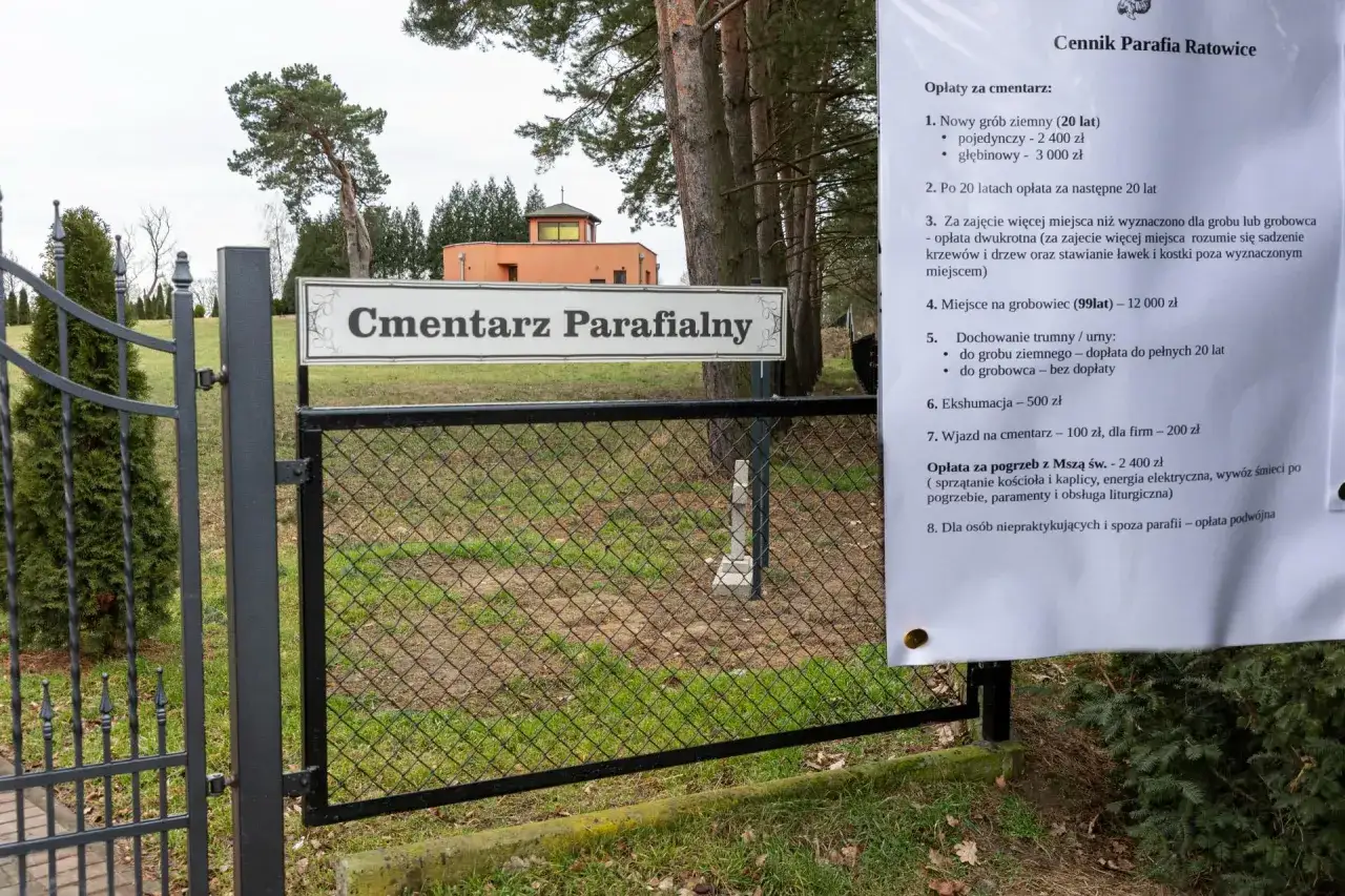 Cennik cmentarza parafialnego. Opłata za pogrzeb z Mszą św. wynosi 2400 zł.