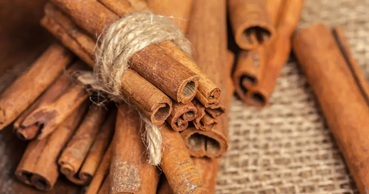 Związany sznurkiem cynamon, kt&oacute;ry pomaga w trawieniu i regulacji poziomu cukru we krwi.