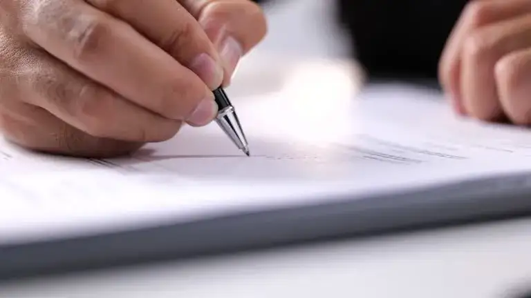 umowa filmowa z długopisem na stole