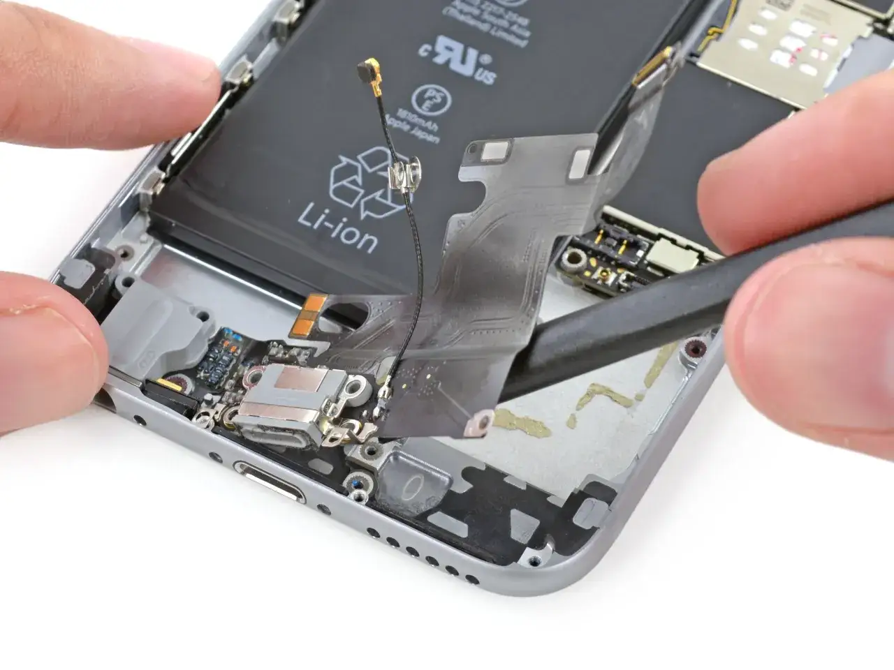 Naprawiam telefon, który widzi ładowarkę, ale nie ładuje. Wymieniam złącze ładowania.
