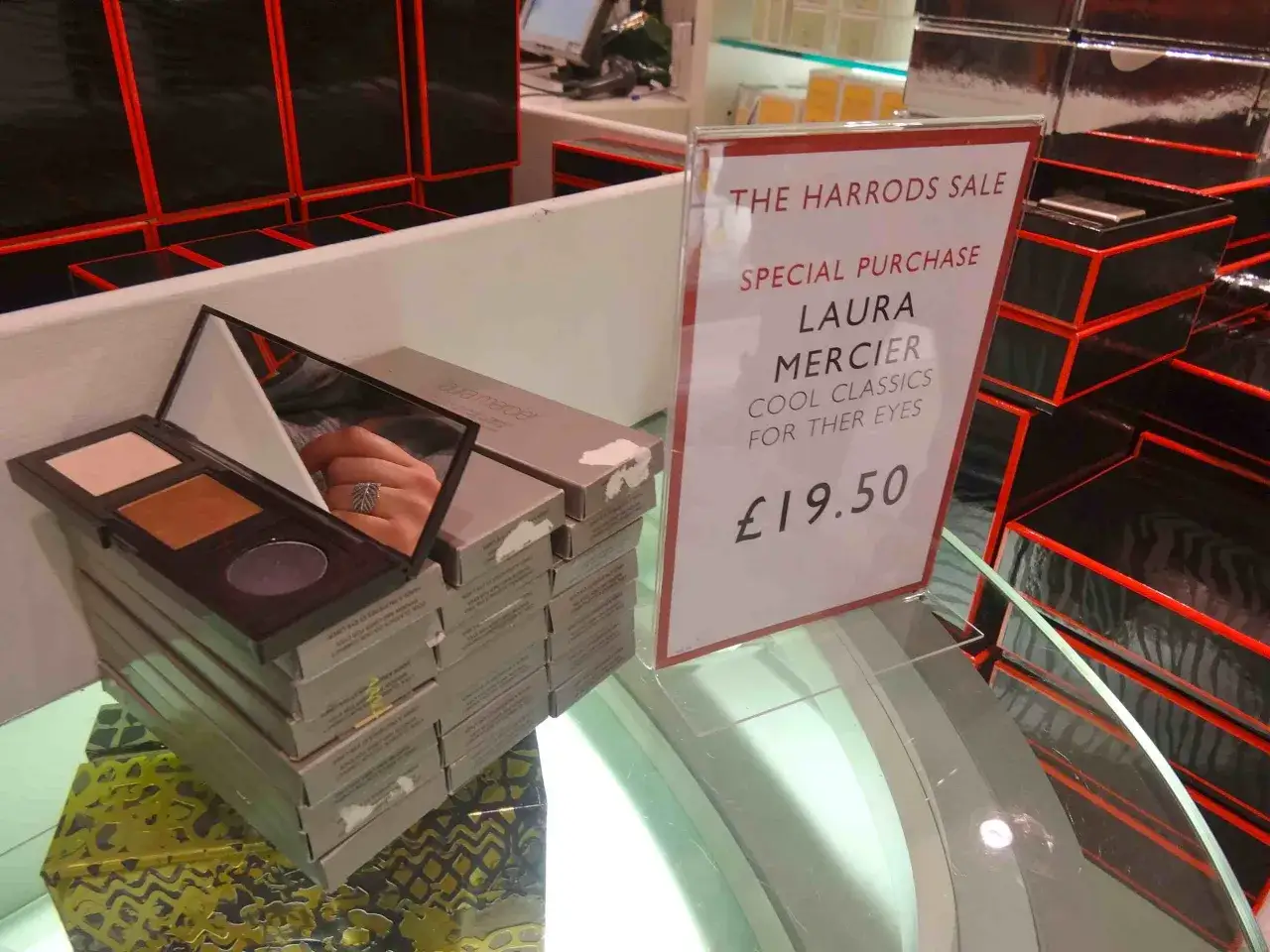 Zastanawiasz się, co przywieźć z Anglii do Polski? Paletka cieni Laura Mercier z Harrods za £19.50 to świetny pomysł na prezent.