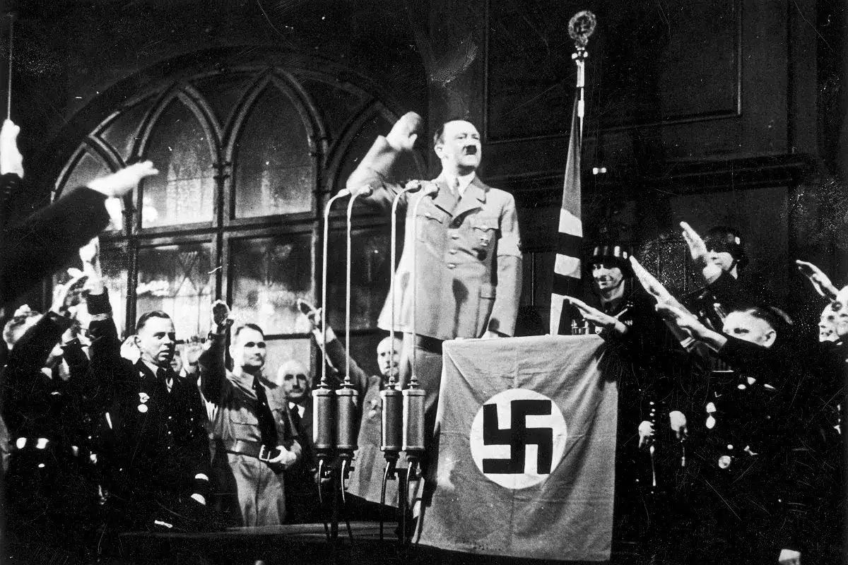 Archiwalne czarno-białe zdjęcie Adolfa Hitlera podczas przem&oacute;wienia