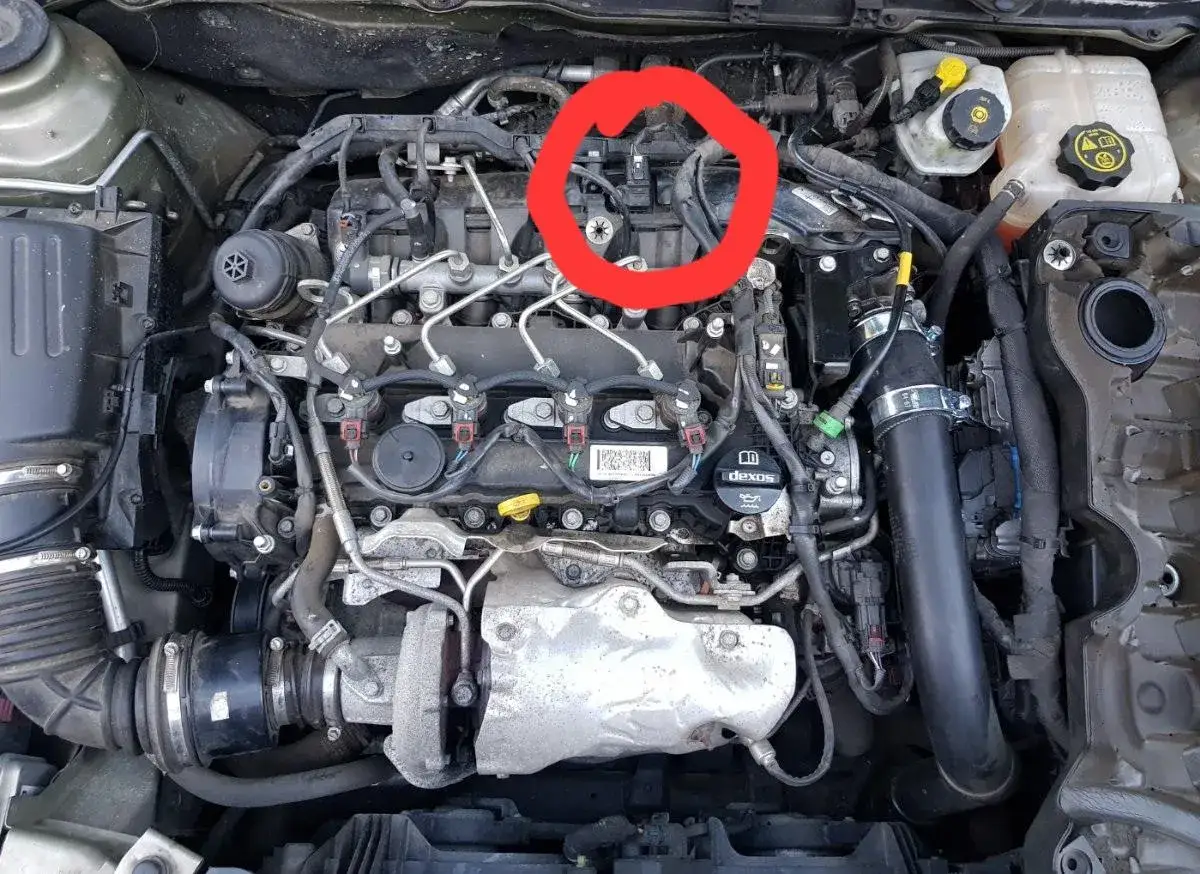 Silnik samochodowy z zaznaczonym na czerwono obszarem, gdzie znajduje się map sensor.