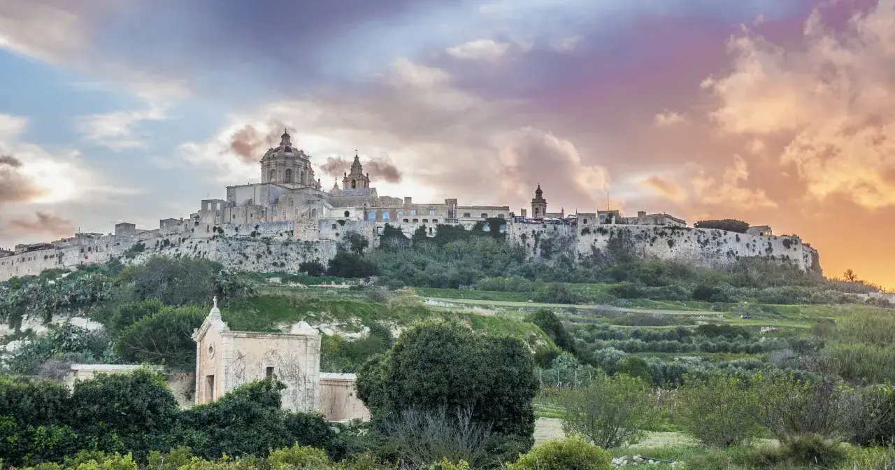 Mdina, dawna stolica Malty, wznosi się na wzgórzu. Ile ludności ma Malta? Około 530 tysięcy.