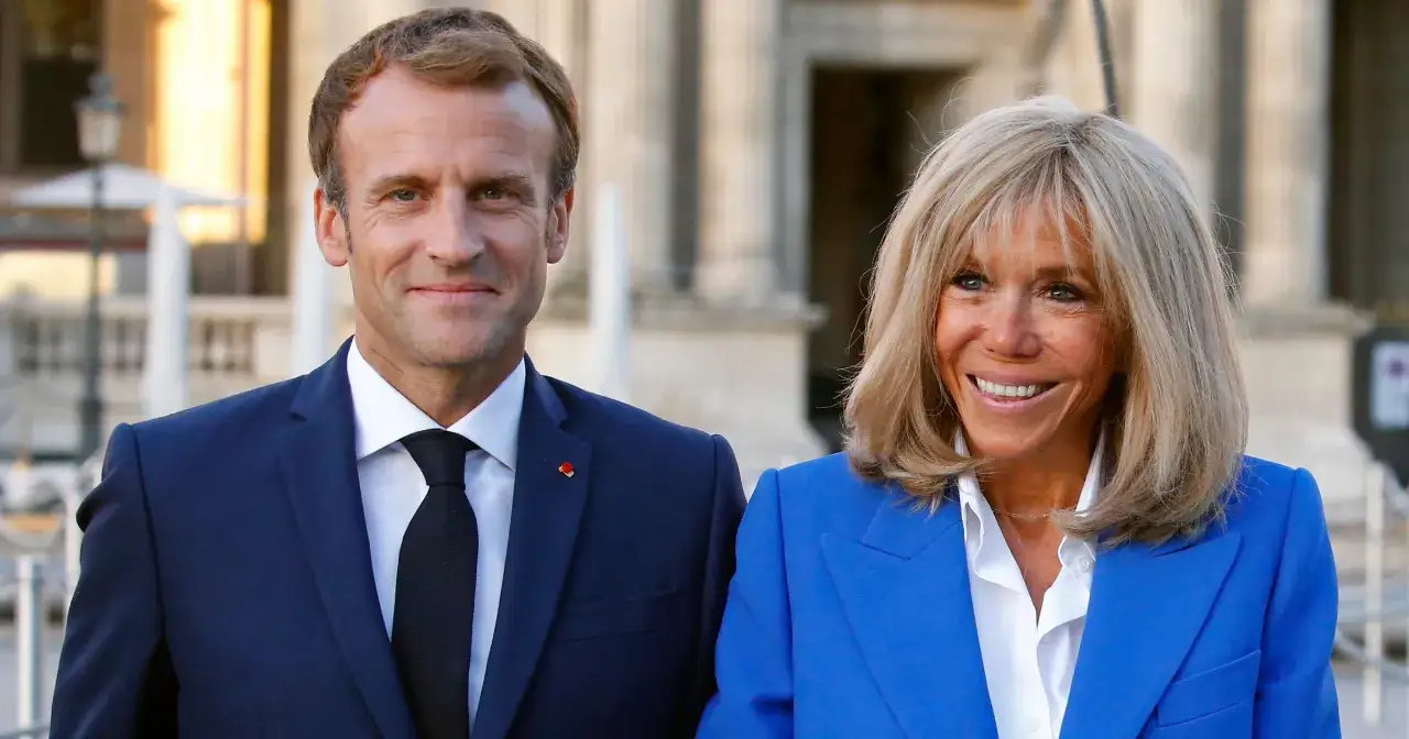 Emmanuel i Brigitte Macron, uśmiechnięci. Pytanie o to, ile dzieci ma Macron, jest często zadawane.