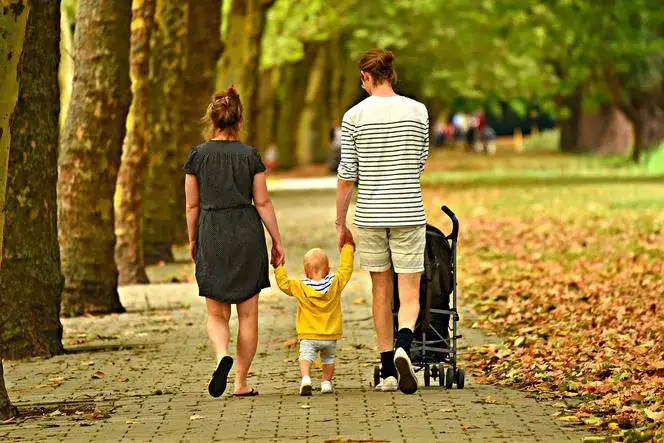 matka z dzieckiem na spacerze w parku
