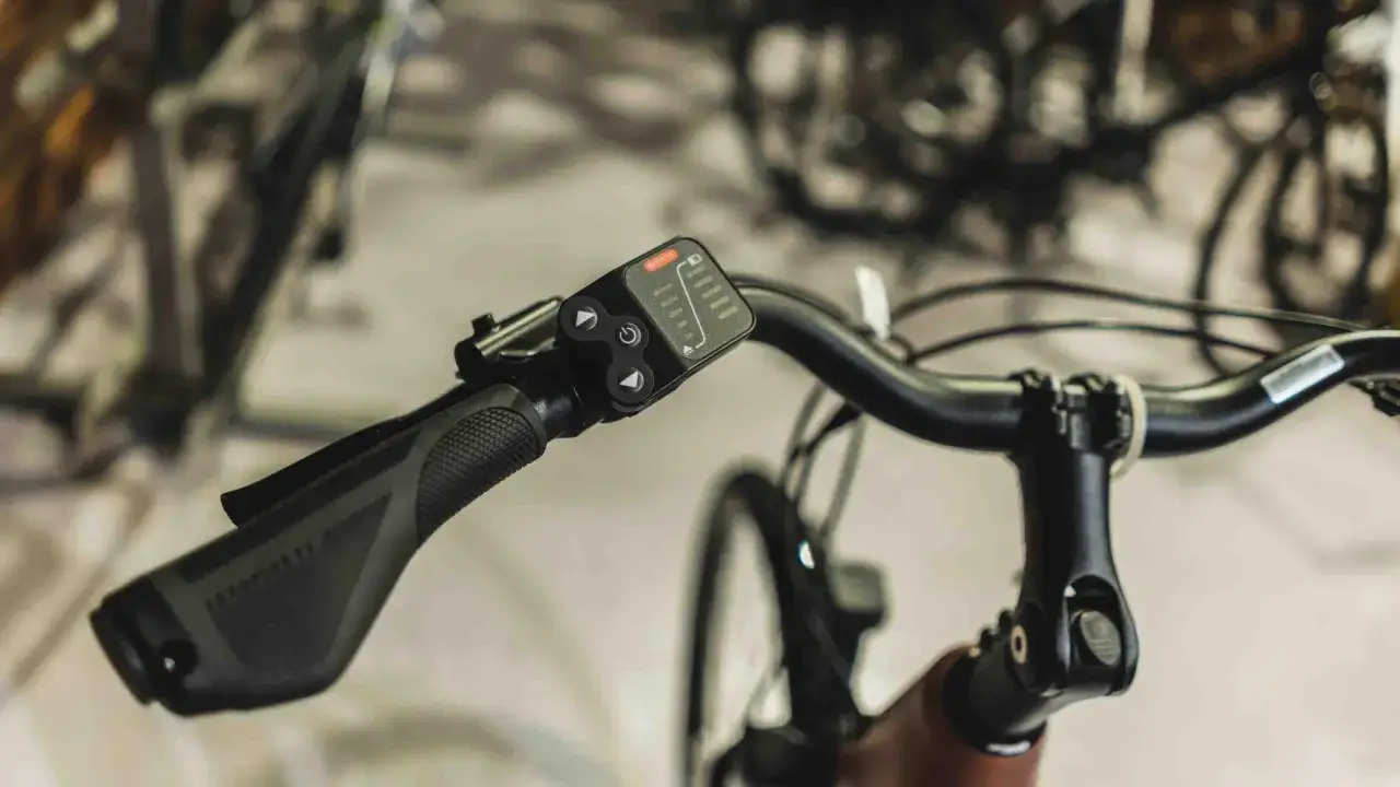 Uchwyt kierownicy roweru elektrycznego Unibike z panelem sterowania. To firma, kt&oacute;ra oferuje nowoczesne rowery.