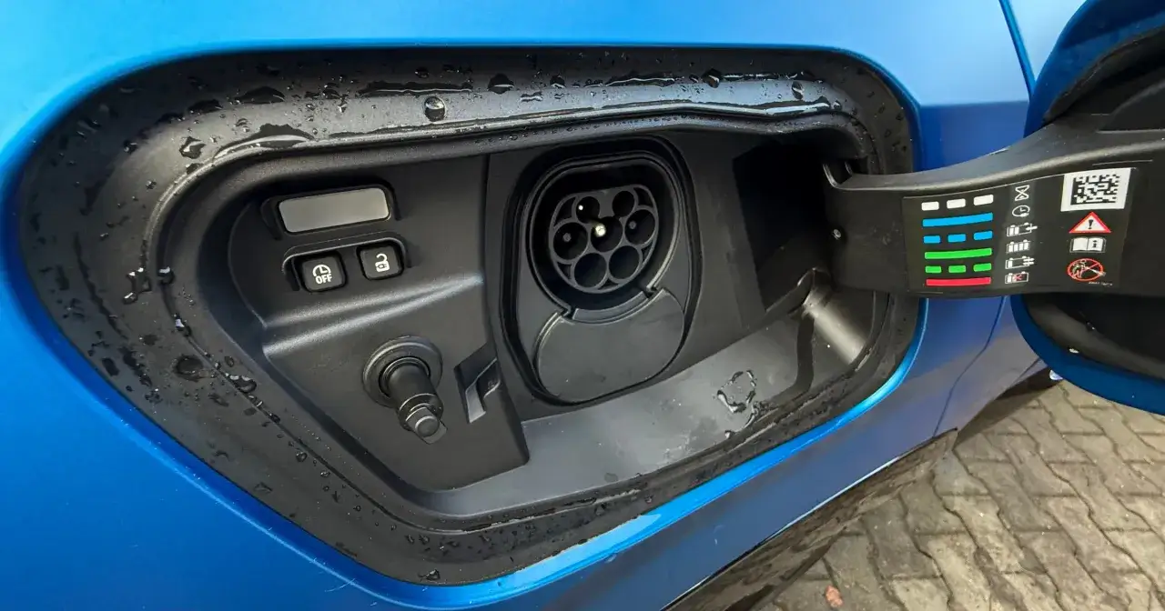 Gniazdo ładowania samochodu. Plug in hybrid co to znaczy? To auto, kt&oacute;re możesz ładować z gniazdka, oszczędzając paliwo.