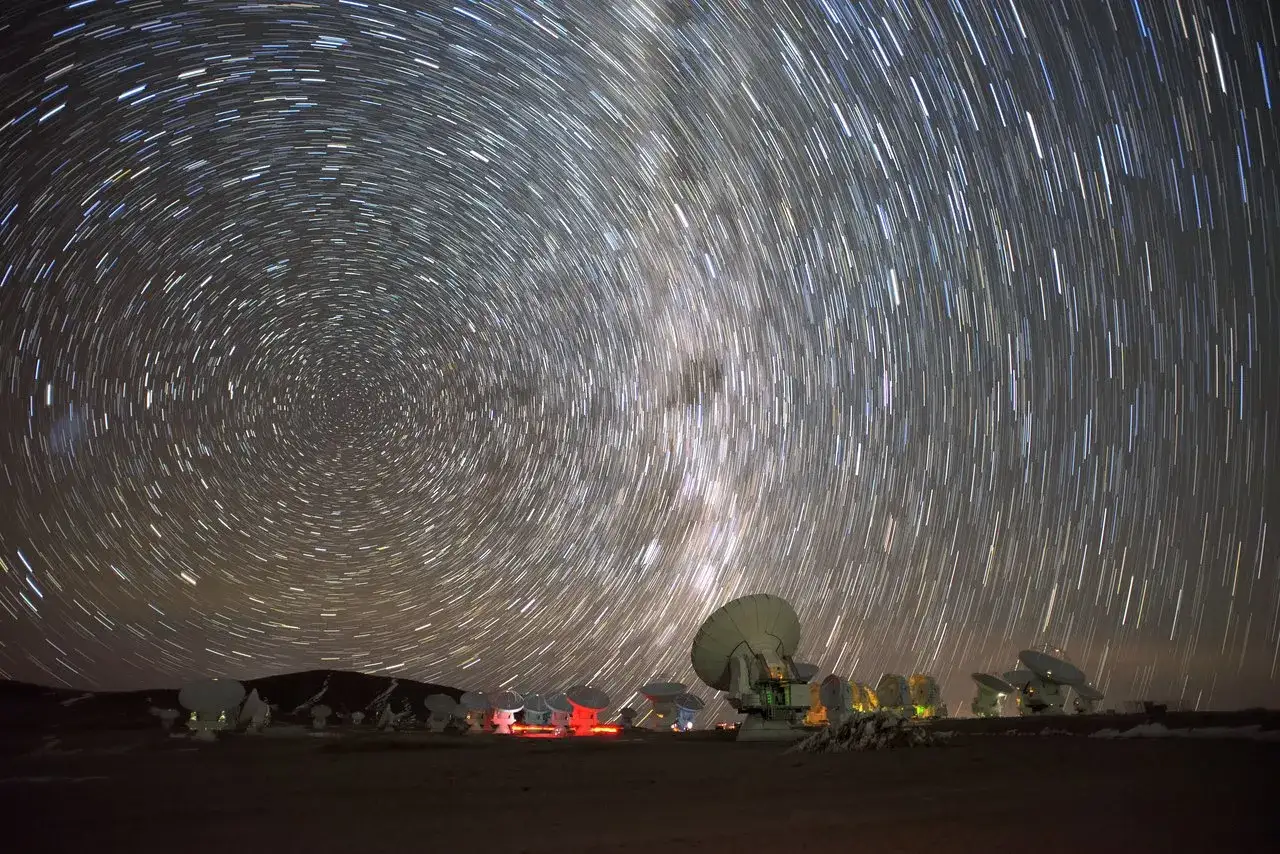 Niesamowita fotografia astronomiczna z kręgami gwiazd nad radioteleskopami.