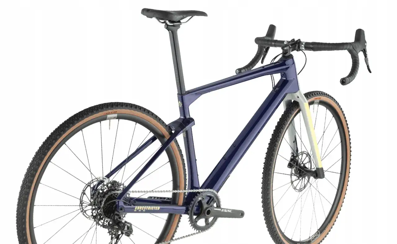 Granatowy rower gravelowy BMC URS LT z brązowymi oponami, gotowy na nieograniczone przygody.