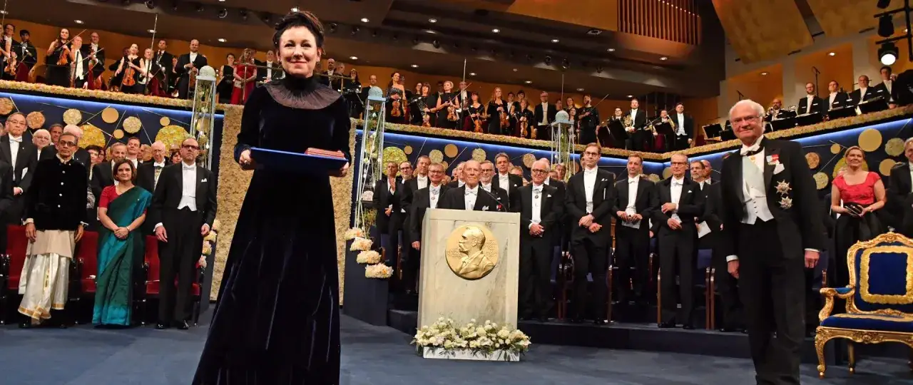 Olga Tokarczuk odbiera Nagrodę Nobla. Uroczysta gala z udziałem laureat&oacute;w i orkiestry.