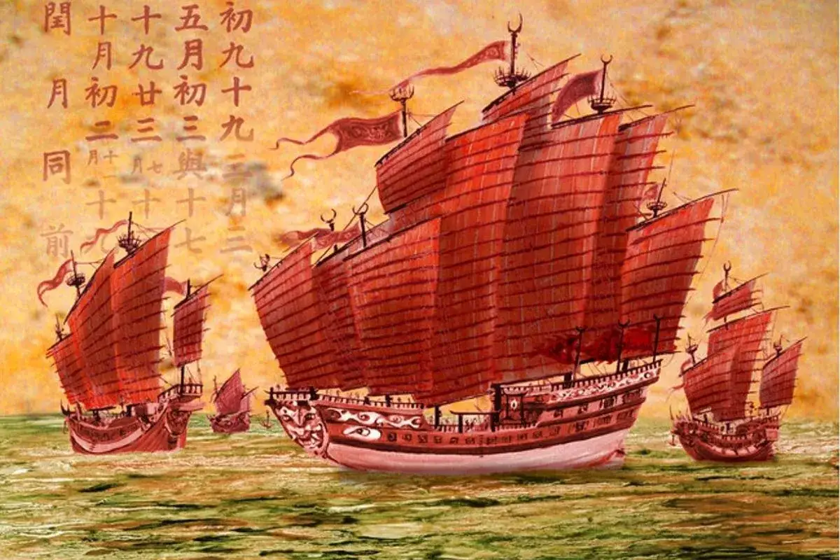 Żaglowce z czerwonymi żaglami płyną po zielonym morzu. Obok chińskie znaki, przypominające o czasach, kiedy wynaleziono kompas.