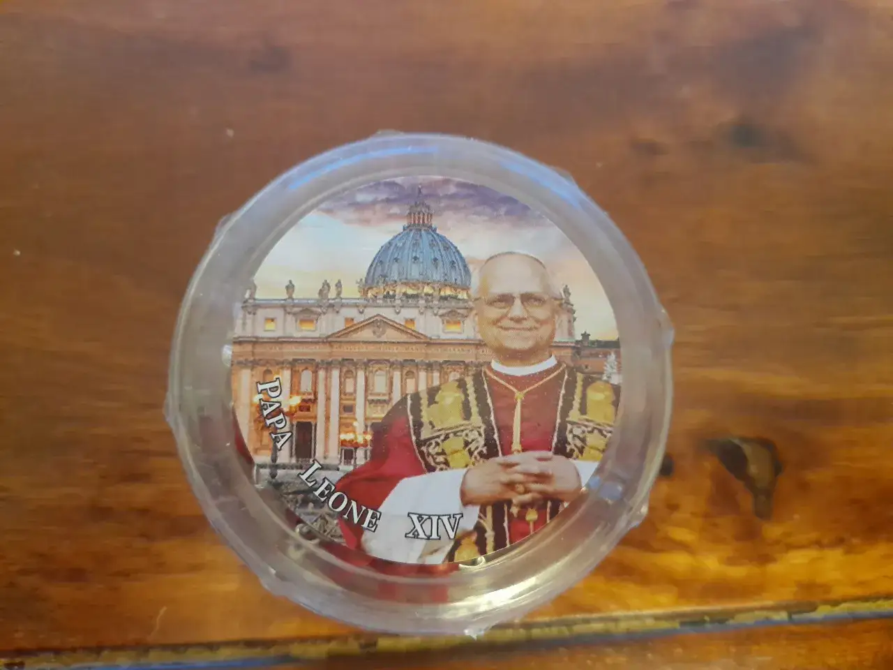 Pamiątka z Watykanu: medalion z Papieżem Leonem XIV i Bazyliką św. Piotra. Idealny pomysł, co kupić w Watykanie.