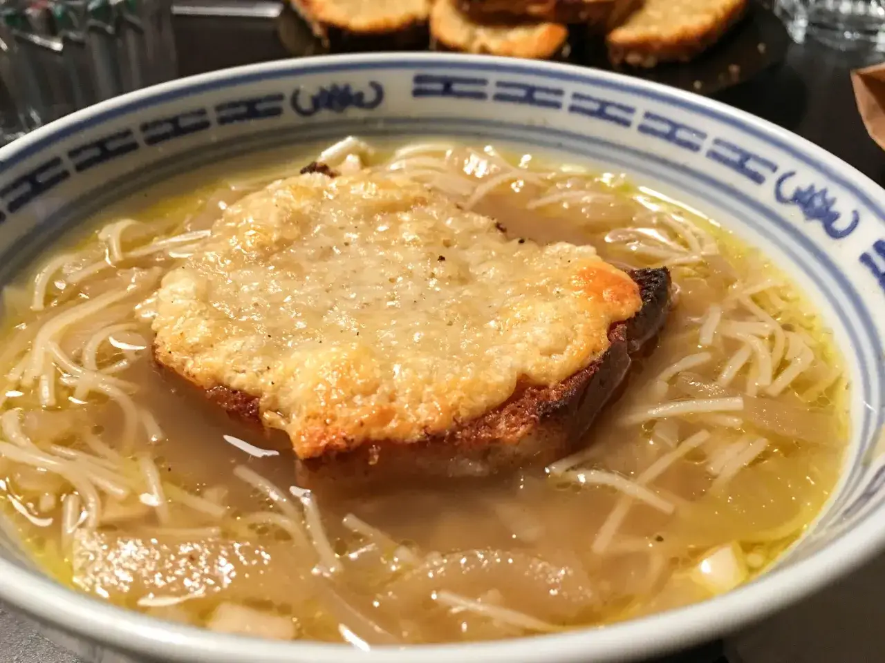 Soupe &agrave; l'oignon v&eacute;g&eacute;tarienne et traditionnelle