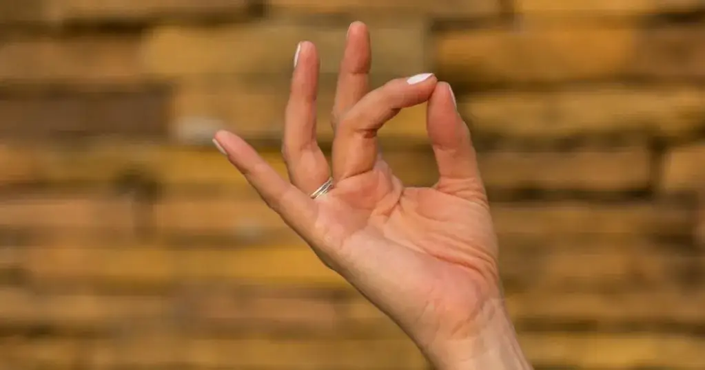 por&oacute;wnanie gestu anjali mudra na wysokości serca i czoła