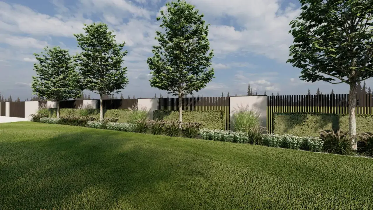 Piękny, zadbany trawnik sąsiaduje z pasem zieleni przed nowoczesnym ogrodzeniem. Drzewa i krzewy tworzą harmonijną kompozycję.